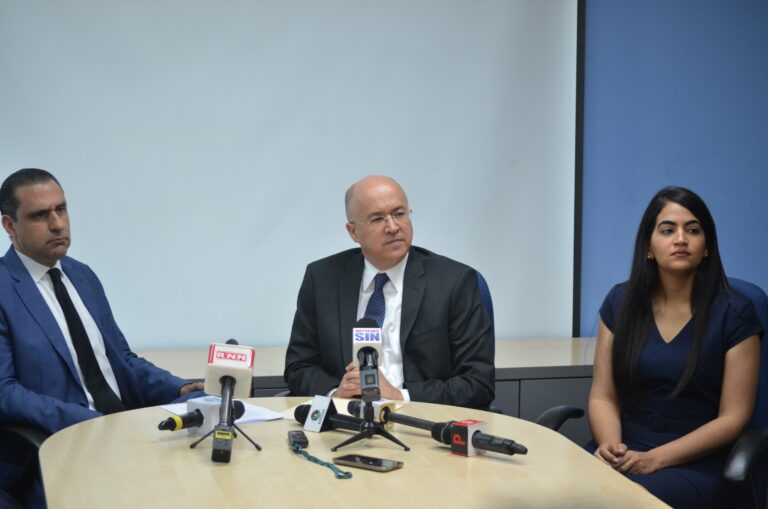 Domingue Brito,  convenciendo